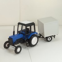 160066-МЛП Трактор МТЗ-82 (пластик 2х цветный сине-черный) с прицепом будка (белая)