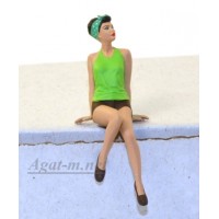 43022-NSM Девушка на капоте в зеленой блузке