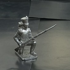 Фузелёр линейной пехоты,на коленях держит ружье. Франция, 1812-15 гг.